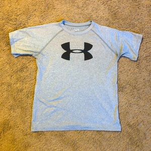 Boys Under Armour grey dry fit t-shirt. Size L, great condition!